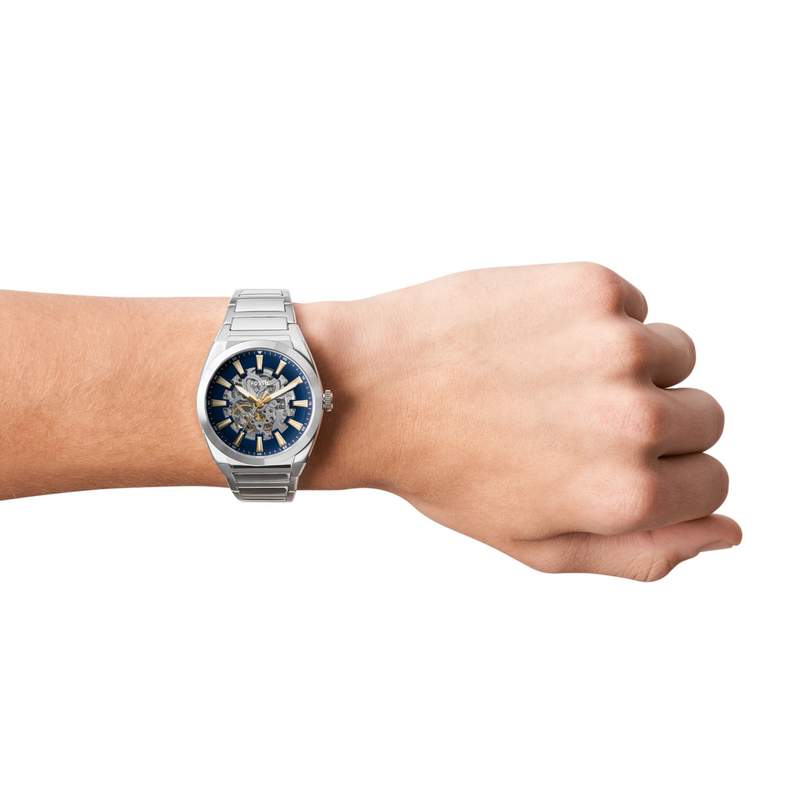 Montre FOSSIL homme automatique bracelet acier gris - vue porté 1