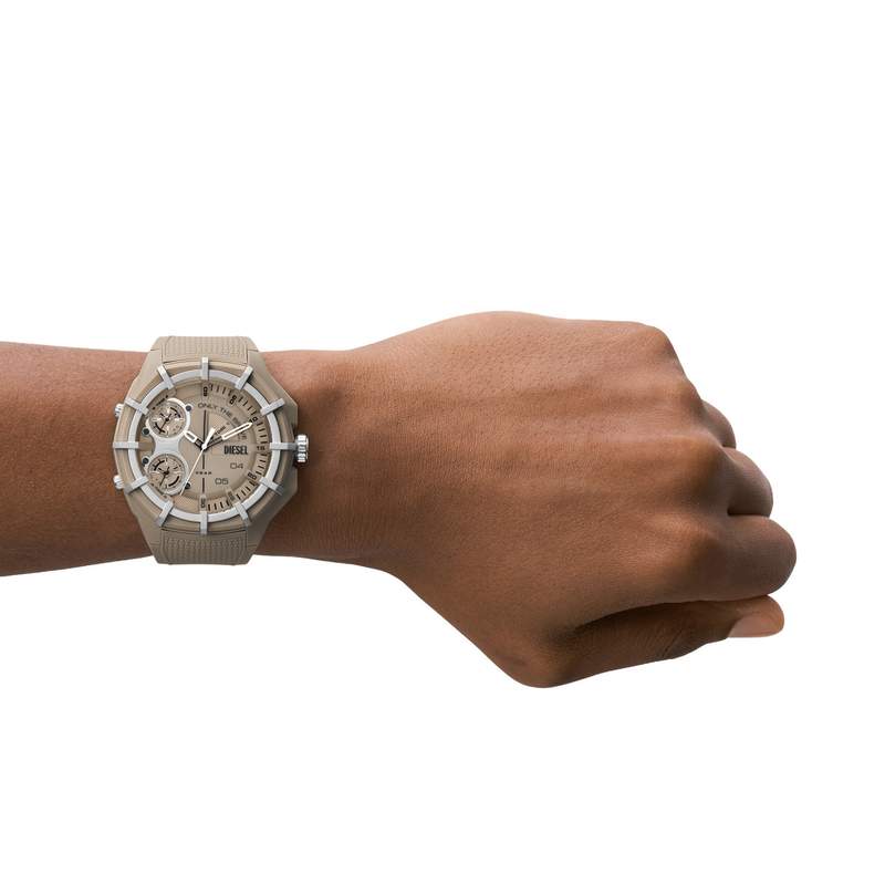 Montre DIESEL homme acier bracelet plastique marron - vue porté 1