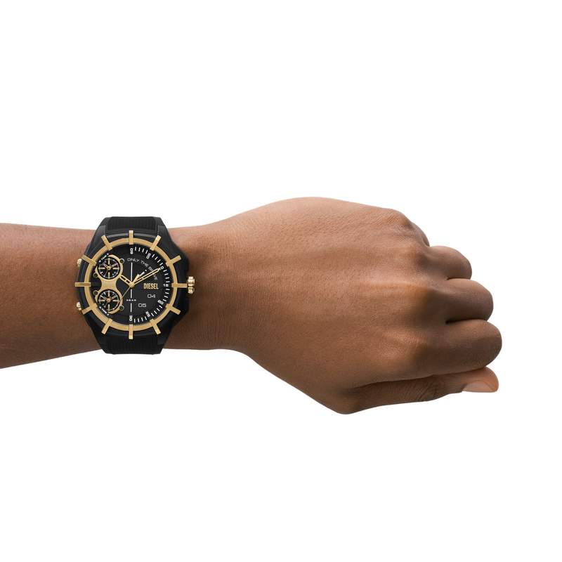 Montre DIESEL homme acier noir bracelet plastique noir - vue porté 1