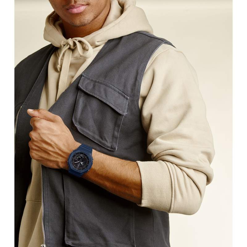 Montre G-SHOCK homme bracelet résine bleue - vue porté 1