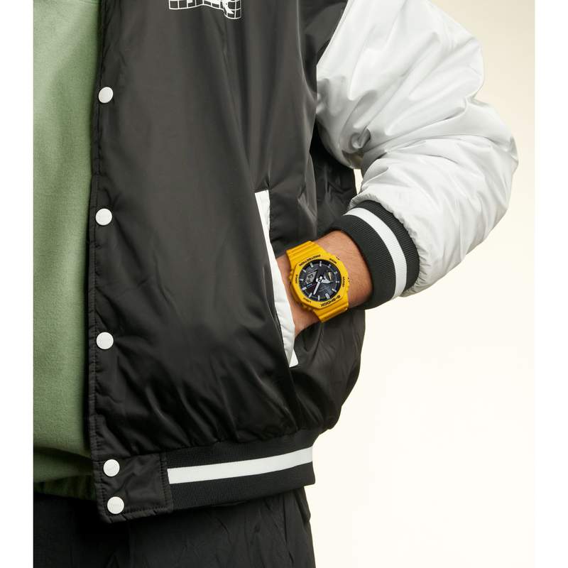 Montre G-SHOCK homme bracelet résine jaune - vue porté 1