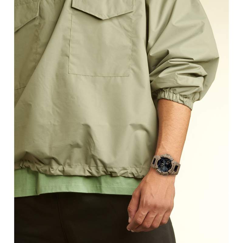 Montre G-SHOCK homme bracelet résine beige foncé - vue porté 1