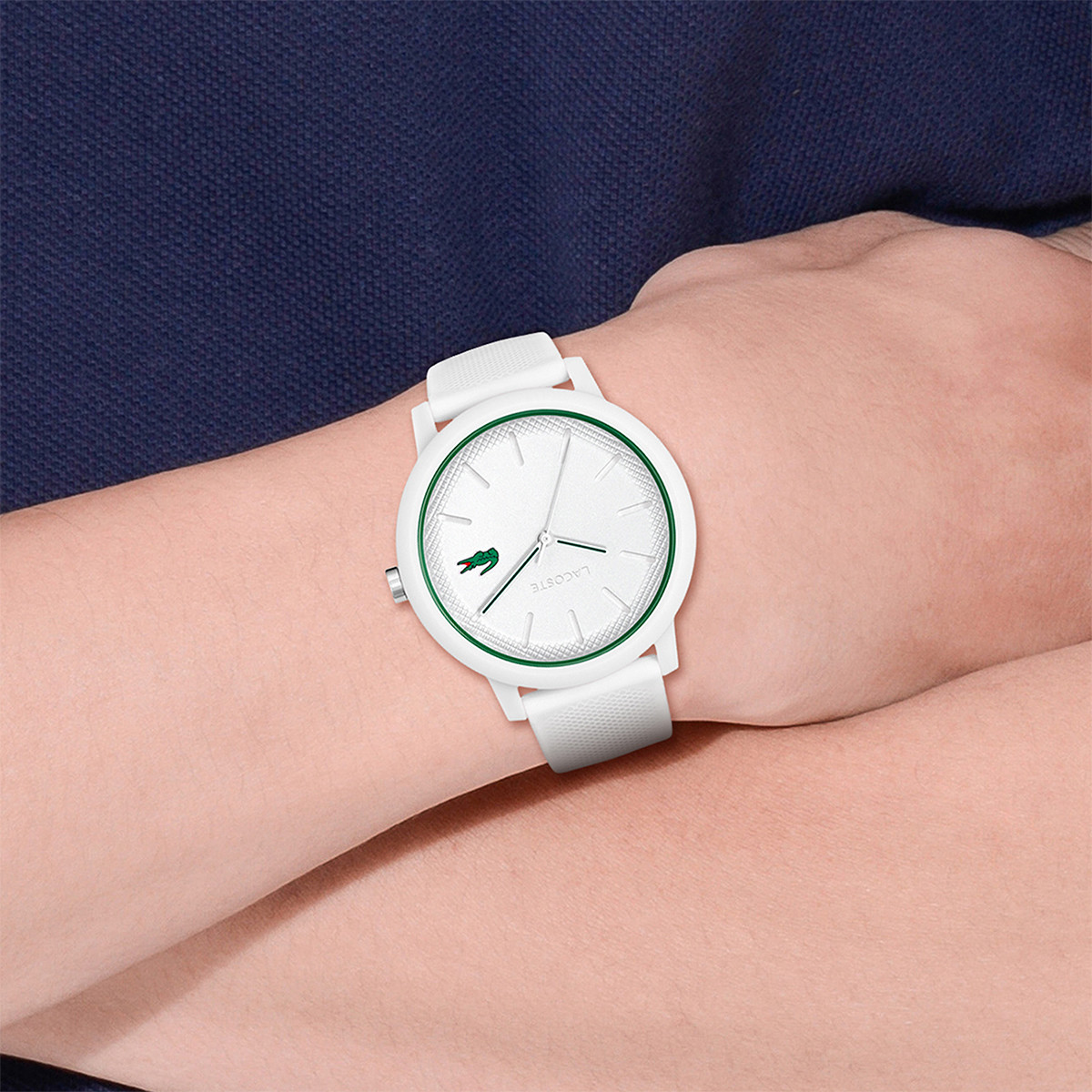 Montre Lacoste.12.12. homme résine bracelet silicone blanc - vue porté 1