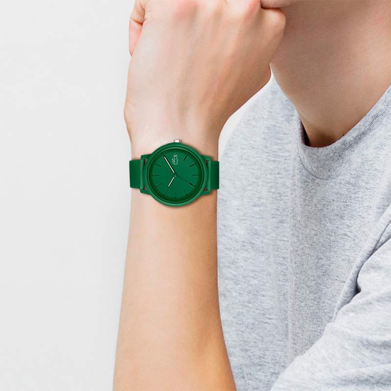 Montre Lacoste.12.12 homme résine bracelet silicone vert - vue porté 1
