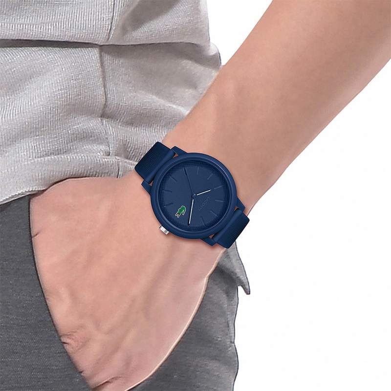 Montre Lacoste 12.12. homme résine bracelet silicone bleu - vue porté 1