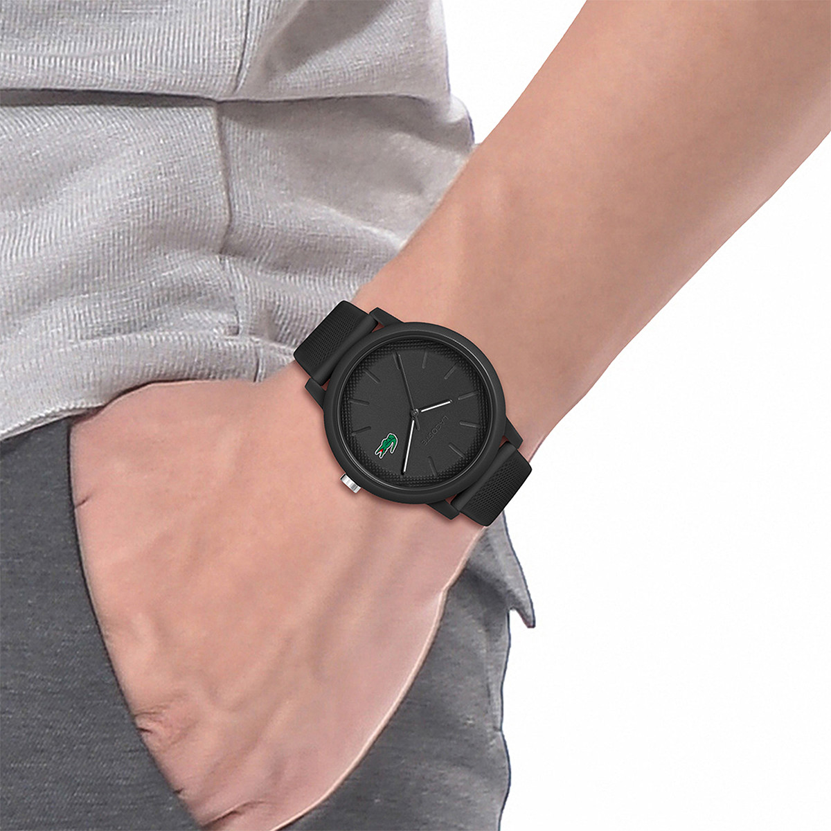 Montre Lacoste.12.12. homme résine bracelet silicone noir - vue porté 1