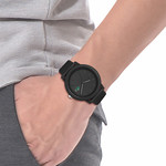 Montre Lacoste.12.12. homme résine bracelet silicone noir - vue porté 1