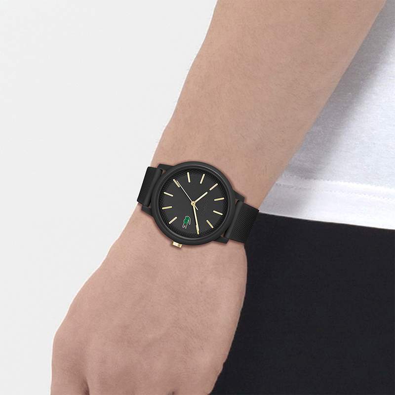 Montre Lacoste 12.12. homme résine bracelet silicone noir - vue porté 1