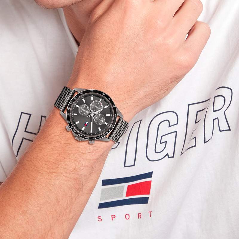 Montre TOMMY HILFIGER Miles homme bracelet acier gris - vue porté 1