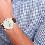 Montre TOMMY HILFIGER Weston homme acier doré jaune bracelet cuir marron - vue porté 1