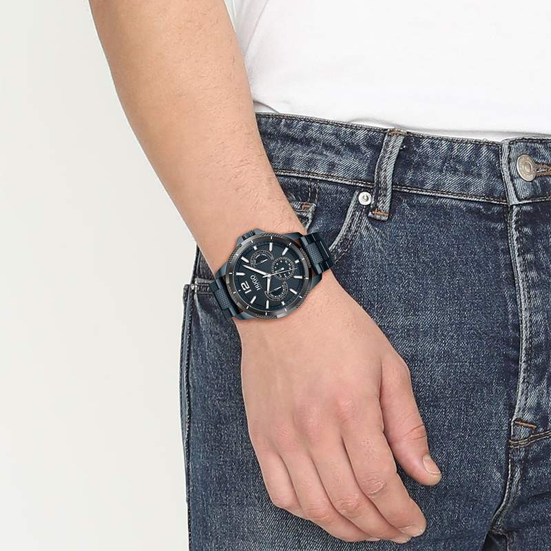 Montre HUGO Sport homme bracelet acier bleu - vue porté 1