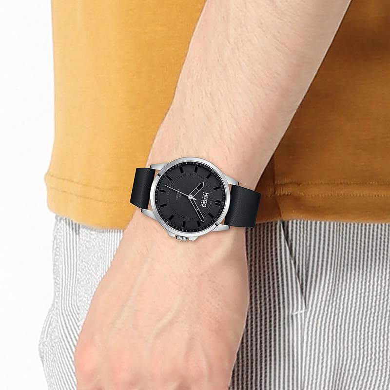 Montre HUGO First homme acier bracelet cuir noir - vue porté 1