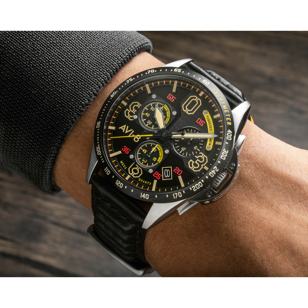 Montre AVI-8 homme acier bracelet cuir marron. Edition limitée. - vue porté 1