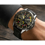 Montre AVI-8 homme acier bracelet cuir marron. Edition limitée. - vue porté 1