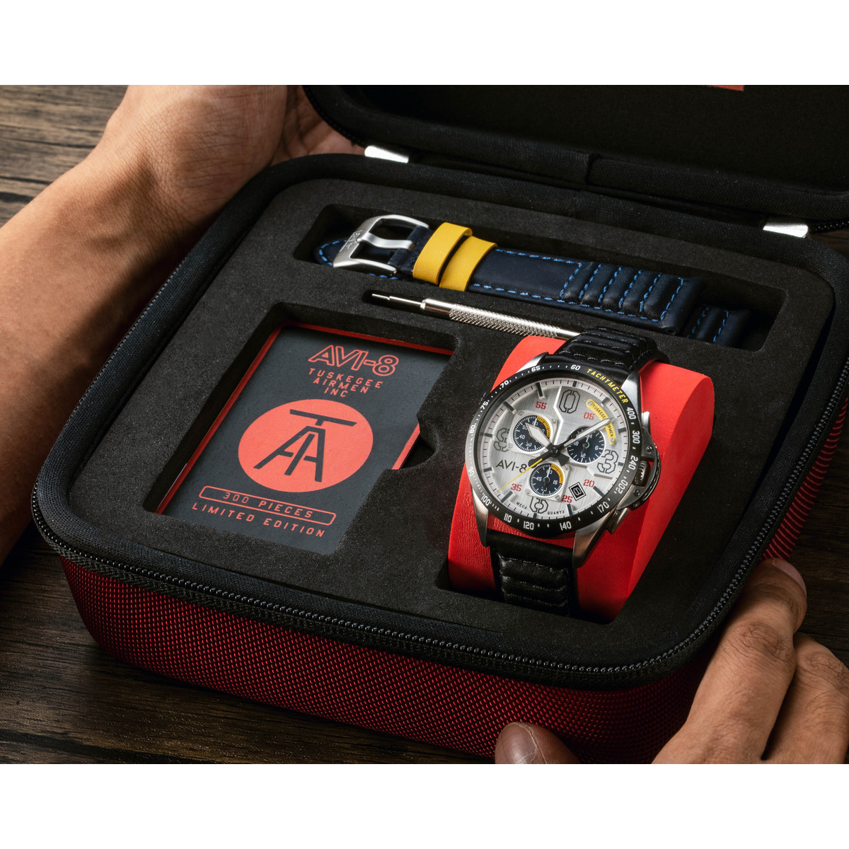 Montre AVI-8 homme acier bracelet cuir noir. Edition limitée. - vue D1