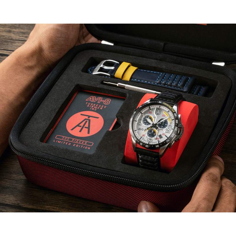 Montre AVI-8 homme acier bracelet cuir noir. Edition limitée. - vue D1