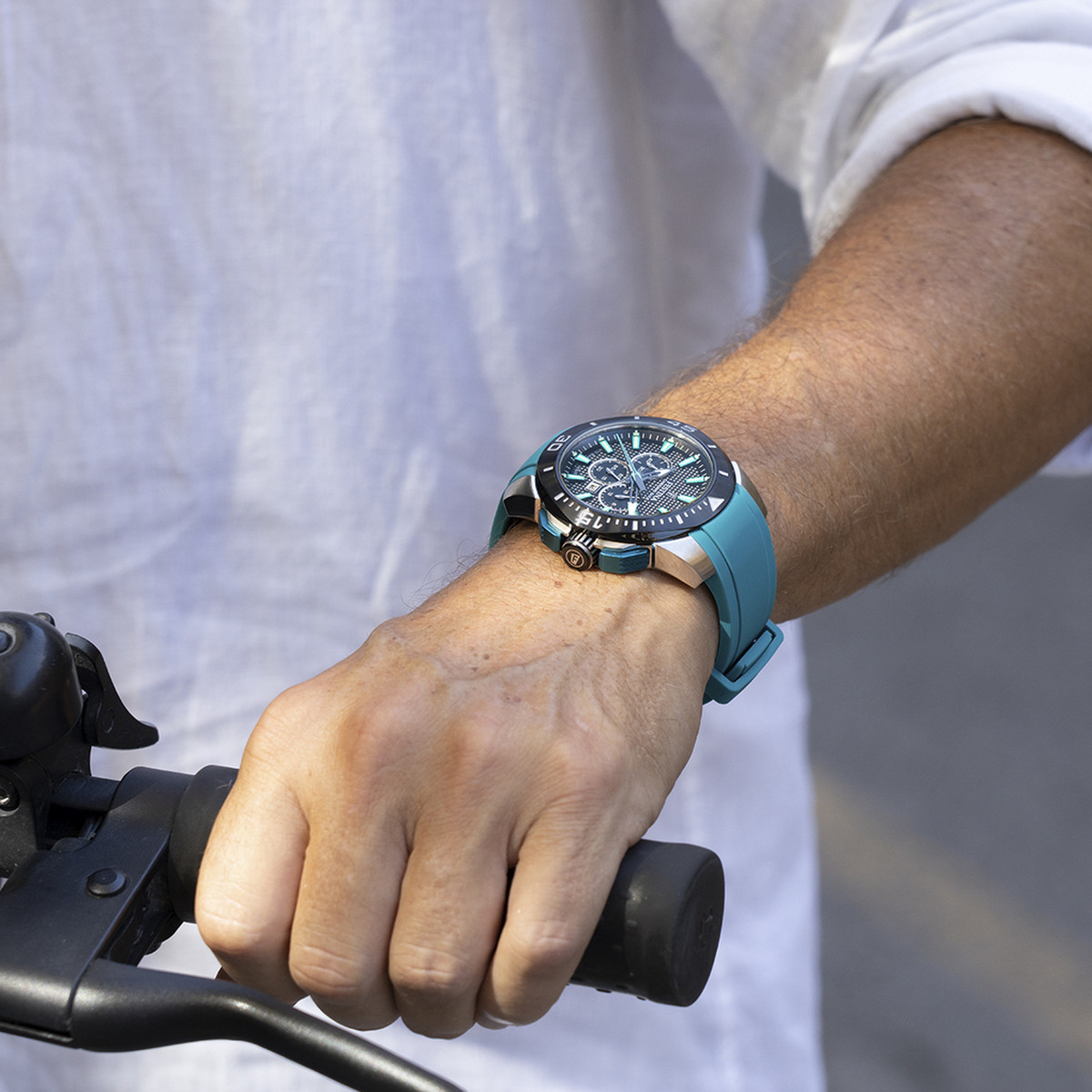 Montre FESTINA Chronobike homme chronographe acier bracelet caoutchouc bleu turquoise - vue porté 1
