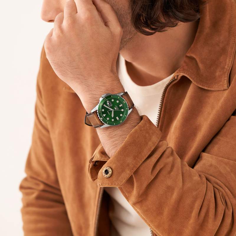 FOSSIL Blue herenhorloge bruin leren band - bekijk gedragen 2
