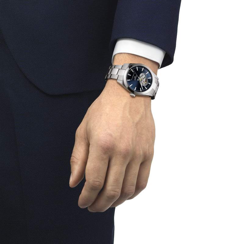 Montre TISSOT T-CLASSIC GENTLEMAN OPEN HEART POWERMATIC 80 mixte automatique cadran bleu bracelet acier inoxydable - vue porté 1