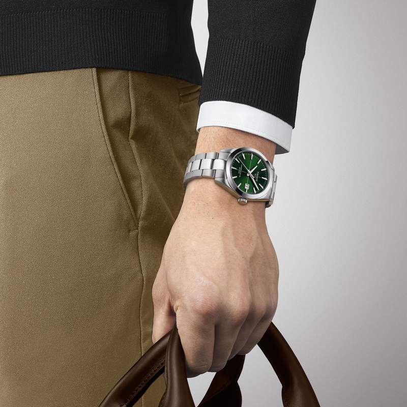 Montre TISSOT T-CLASSIC GENTLEMAN homme automatique cadran vert bracelet acier inoxydable - vue porté 1