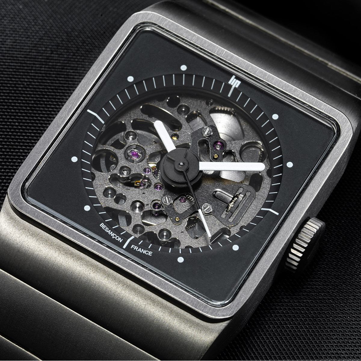 Montre LIP Big Titane homme automatique, bracelet titane gris - vue D1