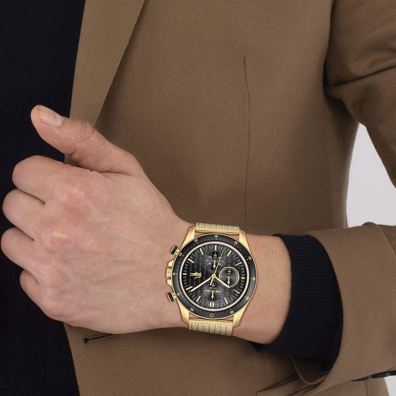 Montre LACOSTE Neoheritage homme bracelet acier doré jaune - vue porté 1