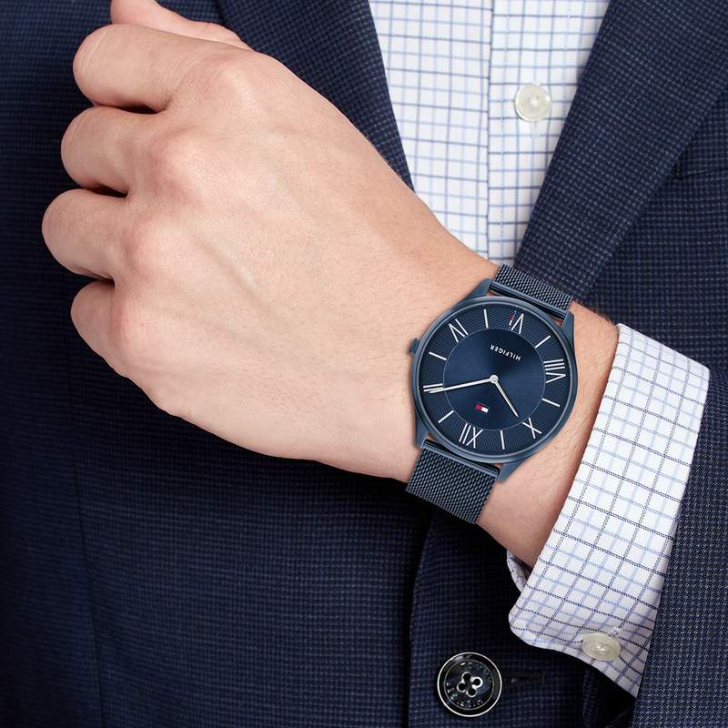 Montre TOMMY HILFIGER Becker homme bracelet acier bleu - vue porté 1