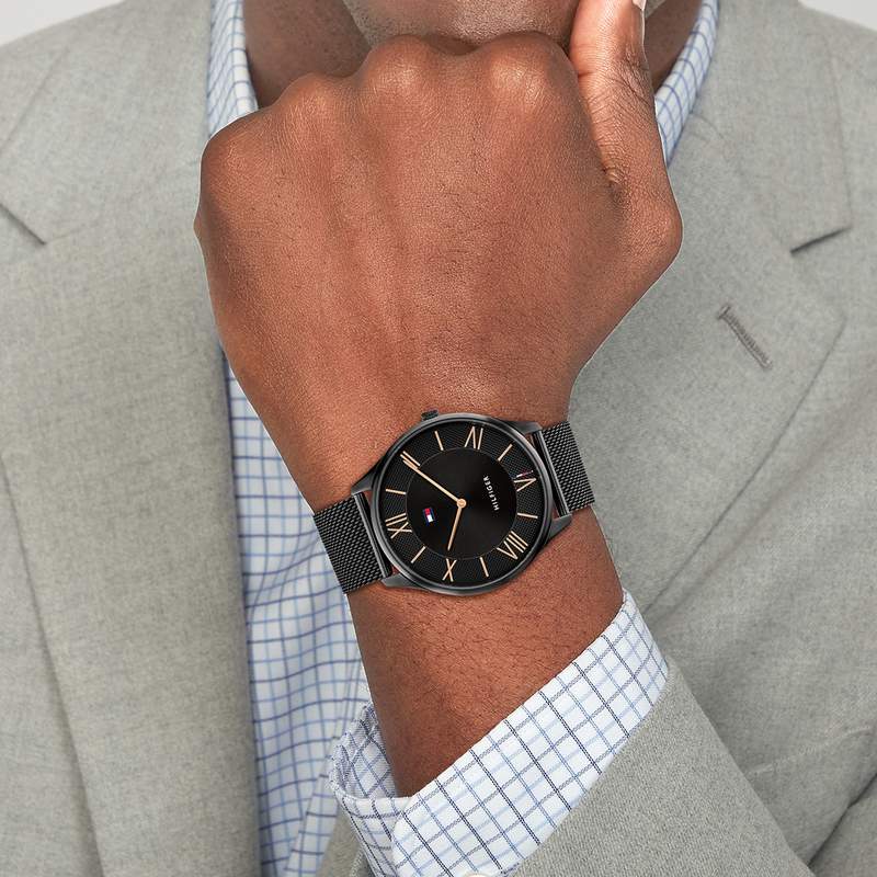Montre TOMMY HILFIGER Becker homme bracelet acier noir - vue porté 1