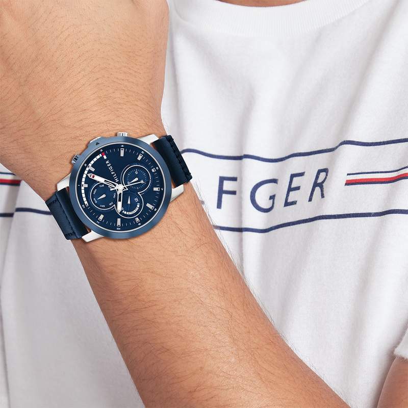 Montre TOMMY HILFIGER Jameson homme  acier bracelet cuir bleu - vue porté 1