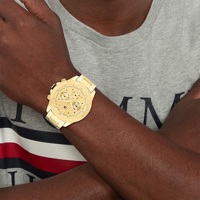 Montre TOMMY HILFIGER Lars homme bracelet acier doré jaune - vue porté 1
