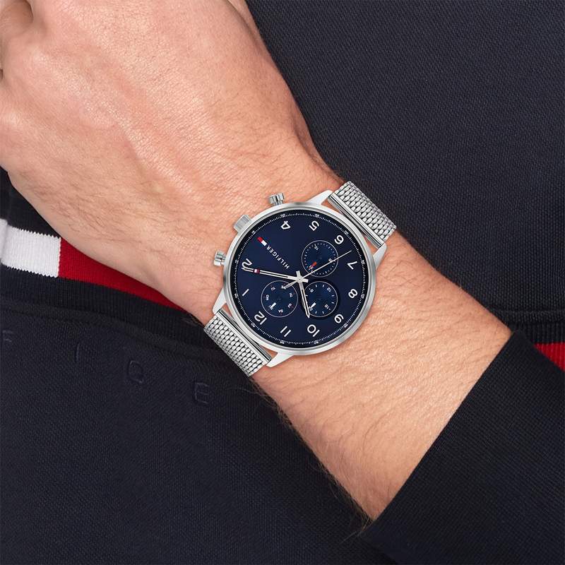 Montre TOMMY HILFIGER Leonard homme bracelet acier gris - vue porté 1