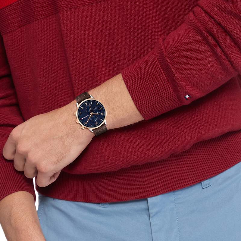 Montre TOMMY HILFIGER leonard homme bracelet cuir marron - vue porté 1