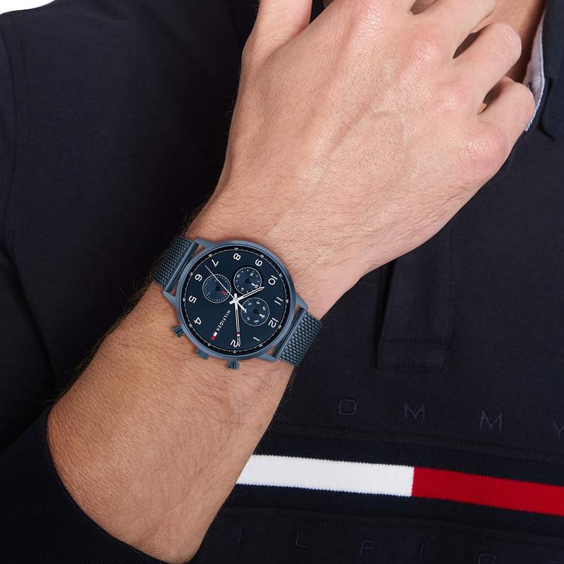 Montre TOMMY HILFIGER Leonard homme bracelet acier bleu - vue porté 1