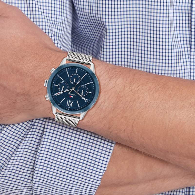 Montre TOMMY HILFIGER Morrison homme acier bleu bracelet acier gris - vue porté 1
