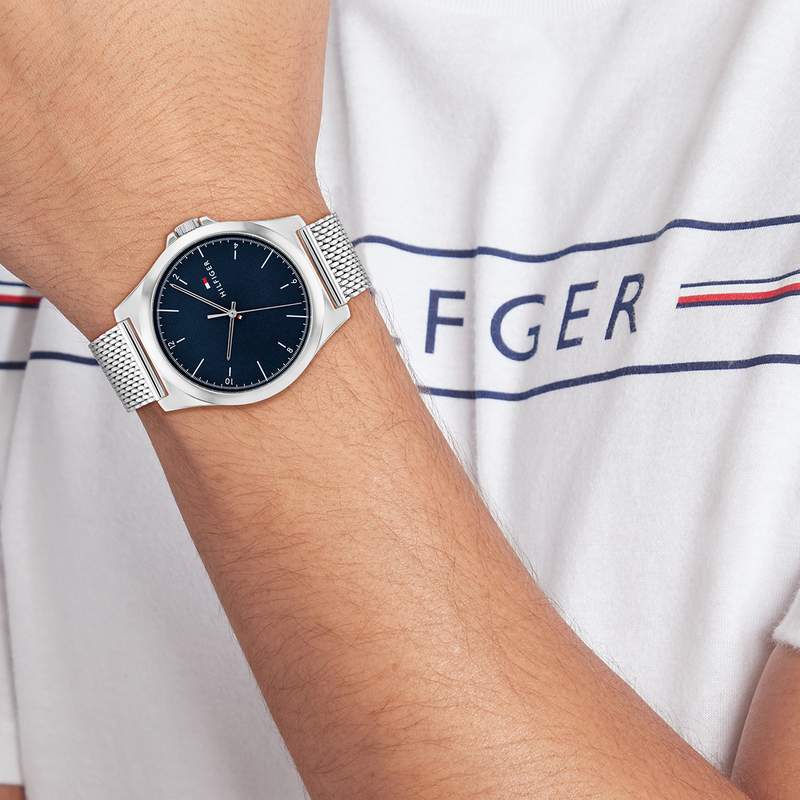 Montre TOMMY HILFIGER Norris homme bracelet acier gris - vue porté 1