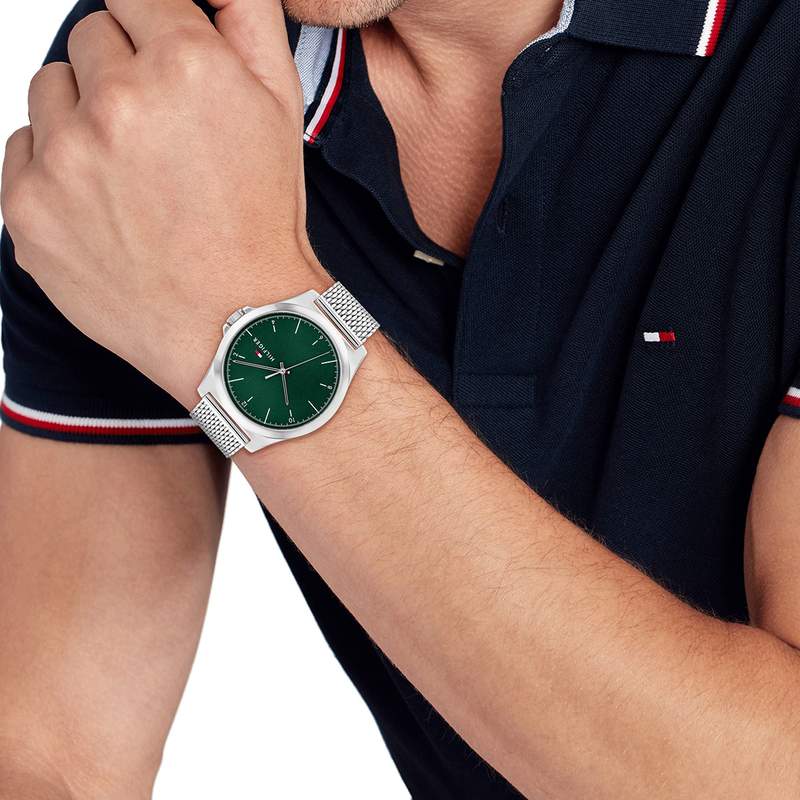 Montre TOMMY HILFIGER Norris homme bracelet acier gris - vue porté 1