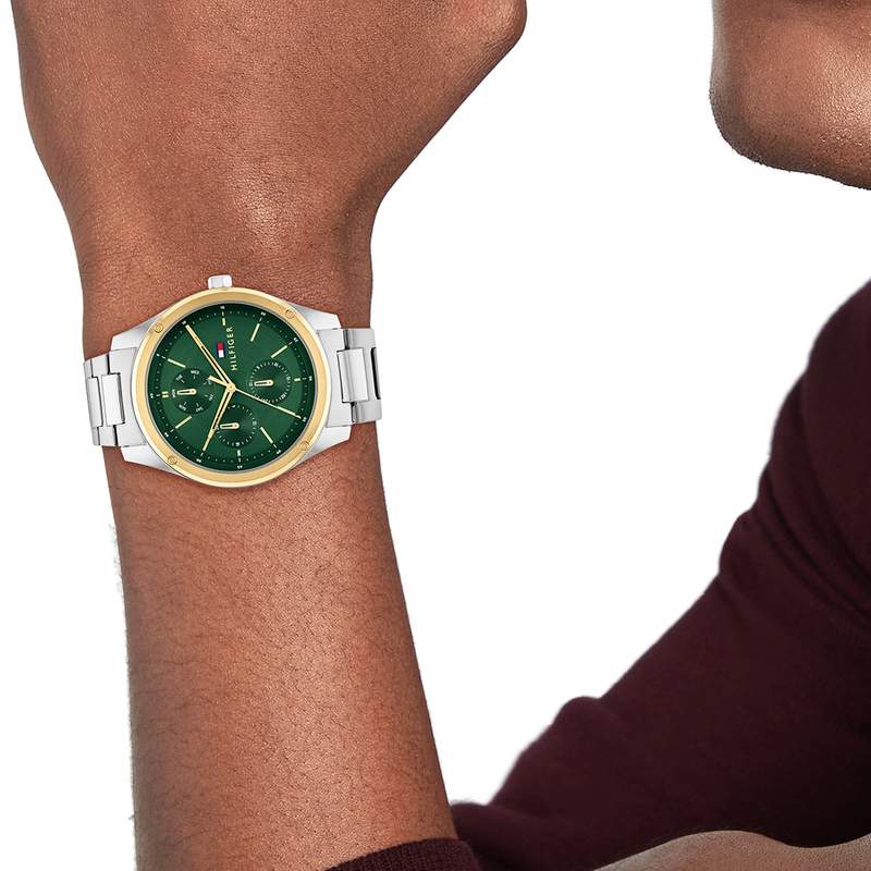 Montre TOMMY HILFIGER tyler homme acier bicolore bracelet acier gris - vue porté 1