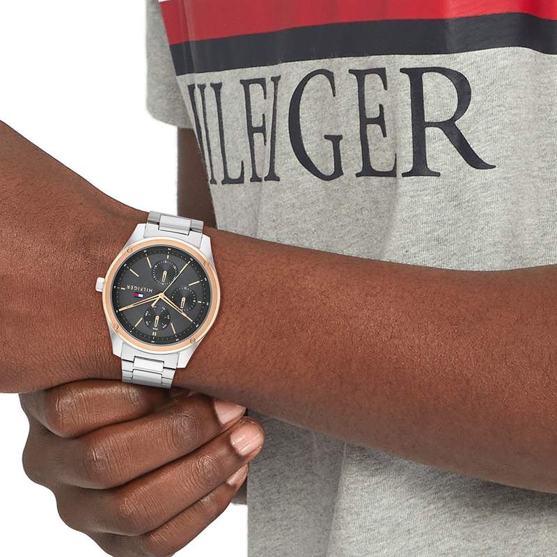 Montre TOMMY HILFIGER Tyler homme acier doré rose bracelet acier gris - vue porté 1