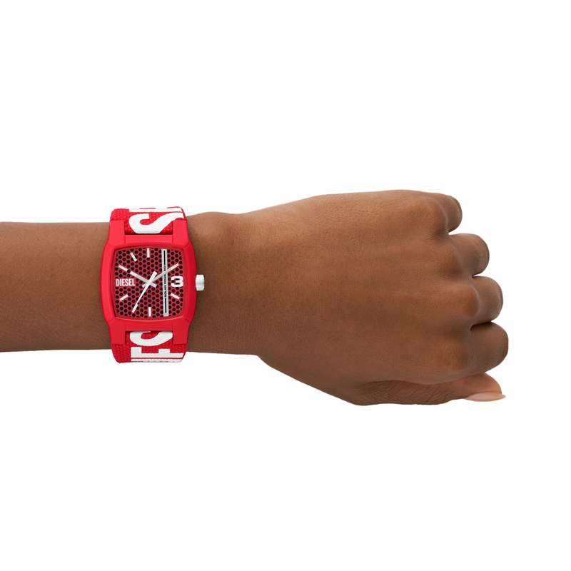 Montre DIESEL Cliffhanger homme solaire bracelet tissu rouge - vue porté 1