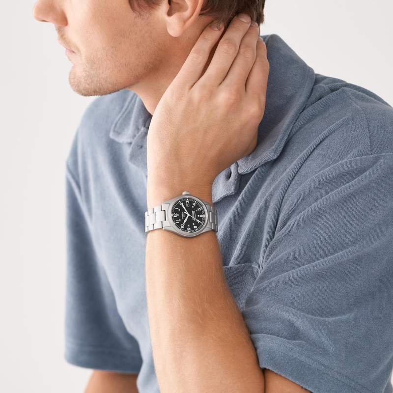 Montre FOSSIL Defender homme solaire bracelet acier - vue porté 1
