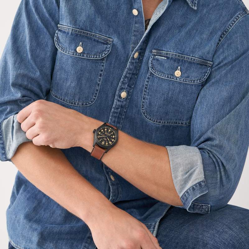 Montre FOSSIL Defender homme solaire acier noir bracelet cuir marron - vue porté 1