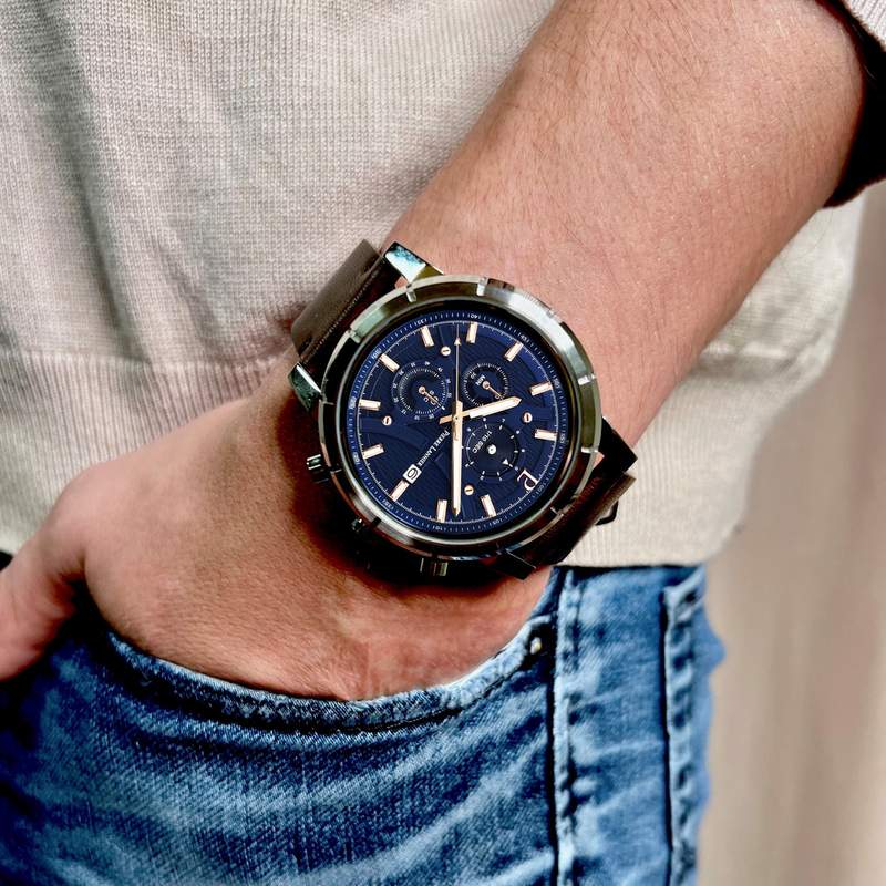 Montre PIERRE LANNIER Cronos homme chronographe bracelet acier - vue porté 1