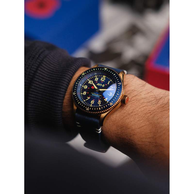 Montre AVI 8 Flyboyhomme bracelet cuir bleu - vue porté 1