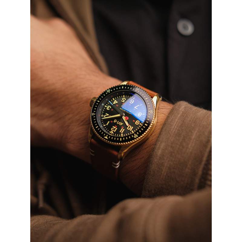 Montre AVI 8 Flyboy homme bracelet cuir marron - vue porté 1