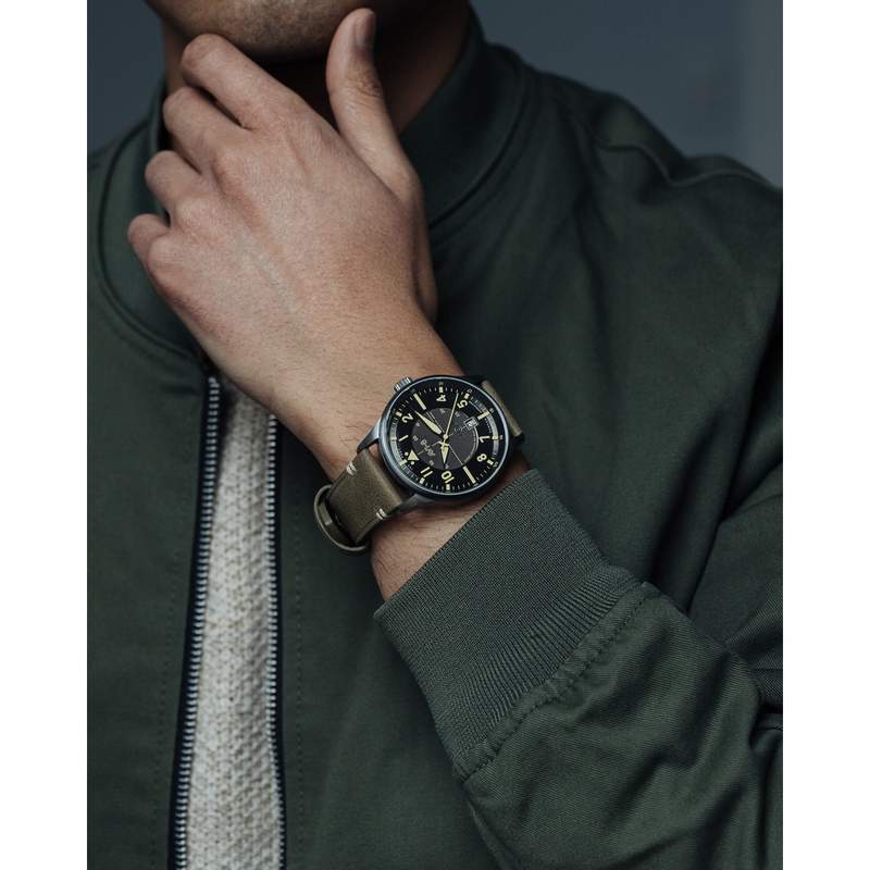 Montre AVI 8 HawKer Hurricane homme automatique acier bracelet cuir vert kaki - vue porté 1