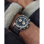Montre AVI 8 Hawker Hurricane homme acier bracelet cuir marron foncé - vue porté 1