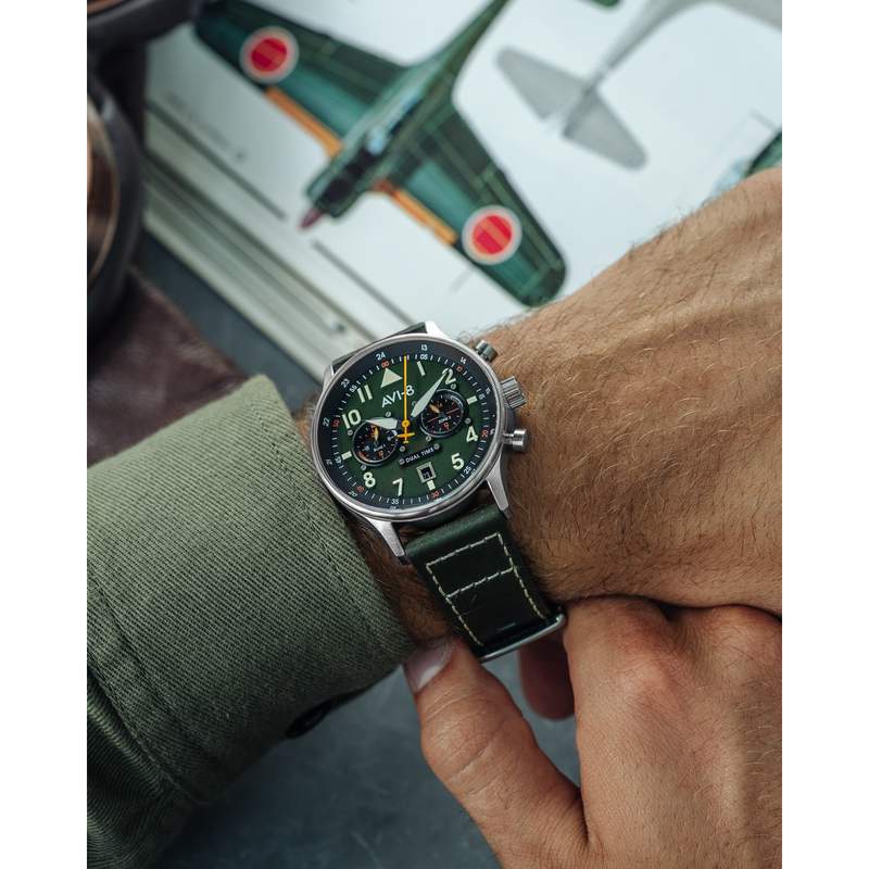 Montre AVI 8 Hawker Hurricane homme  acier bracelet cuir vert - vue porté 1