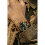 Montre AVI 8 Spitfire homme acier doré bracelet cuir caramel - vue porté 1
