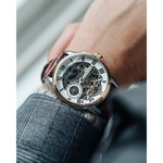 Montre EARNSHAW Longitude homme automatique acier bracelet cuir marron - vue porté 1