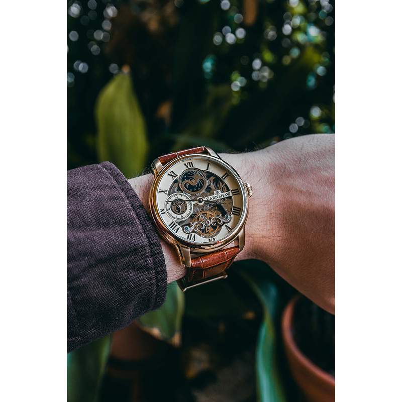 Montre EARNSHAW Longitude homme automatique acier doré bracelet cuir marron - vue porté 1